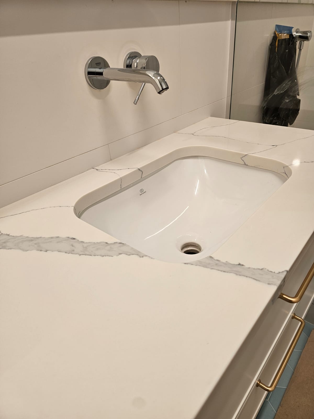 blat łazienkowy z konglomeratu kwarcowego calacatta amnis z podwieszoną umywalką