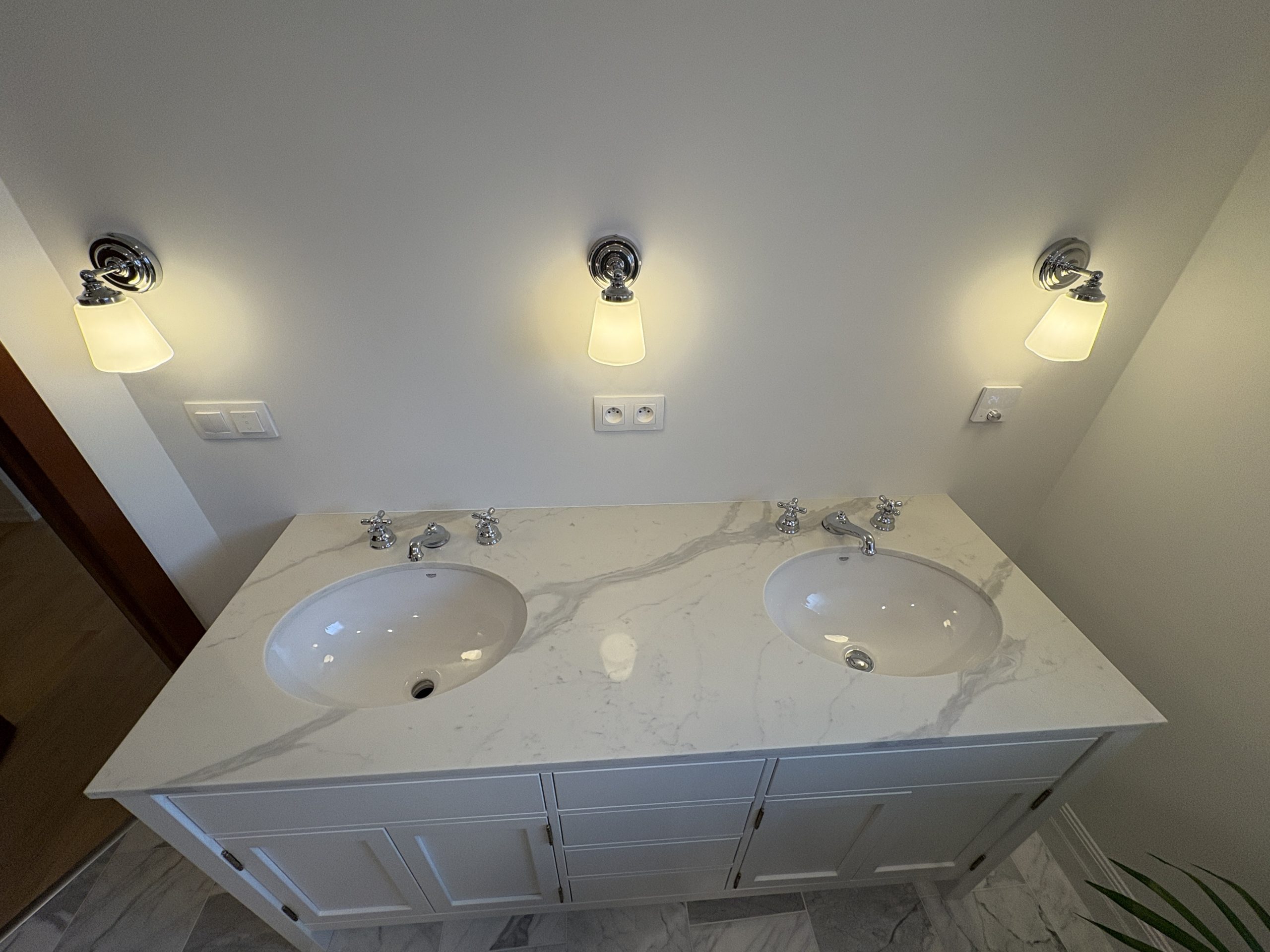 blat łazienkowy z kamienia - konglomerat kwarcowy calacatta z podwieszonymi umywalkami