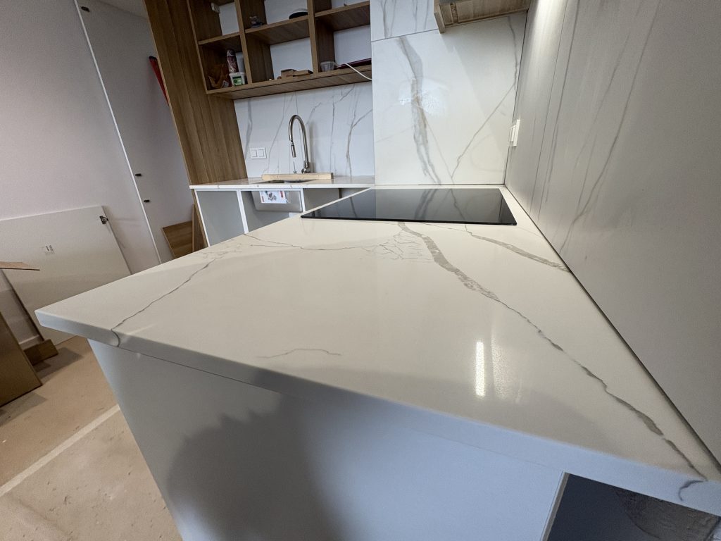 blaty kuchenne z konglomeratu Calacatta Silva w małej kuchni