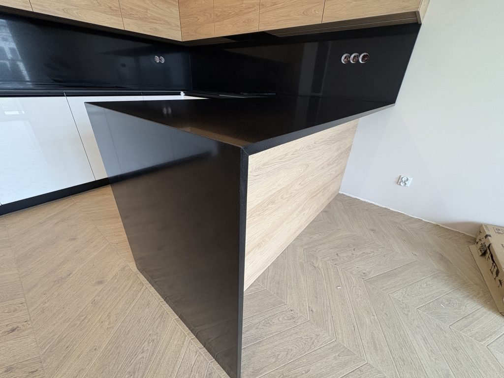 kuchnia wykończona blatami oraz nogą z konglomeratu kwarcowego Gobi Black