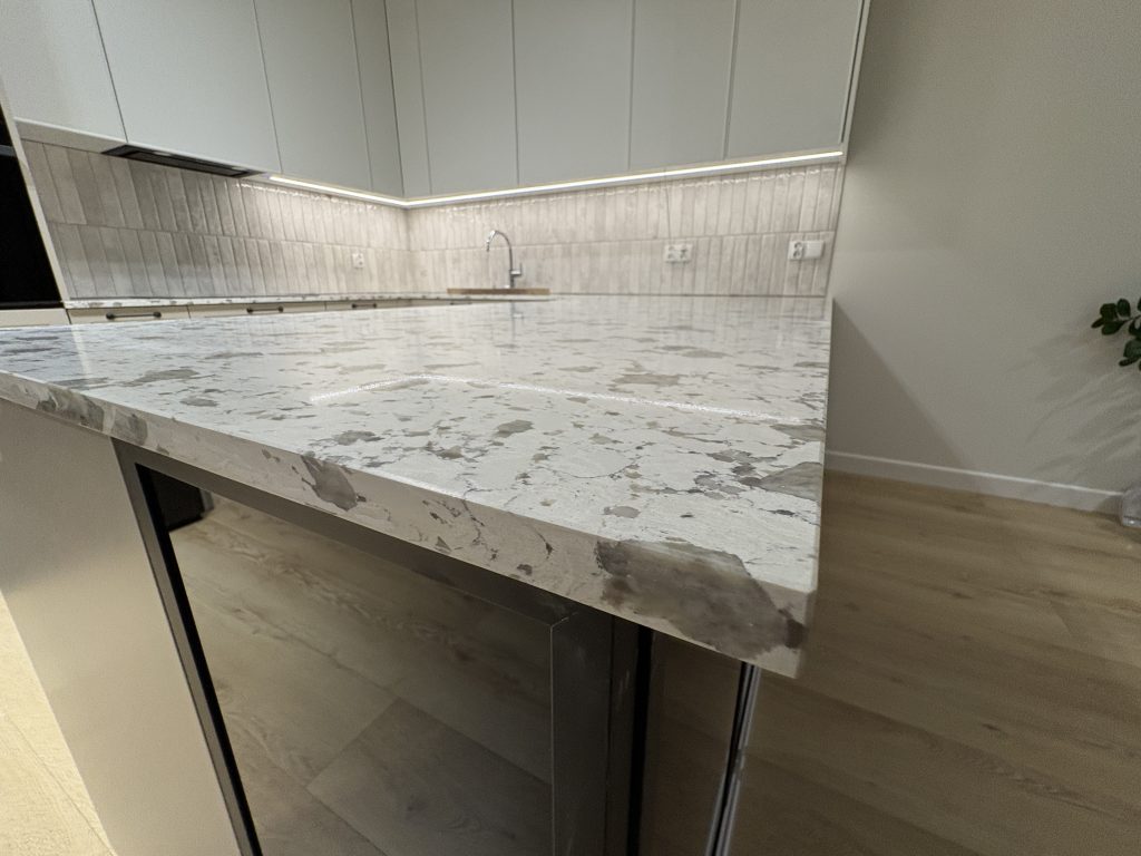 blat z konglomeratu Breccia Bianco