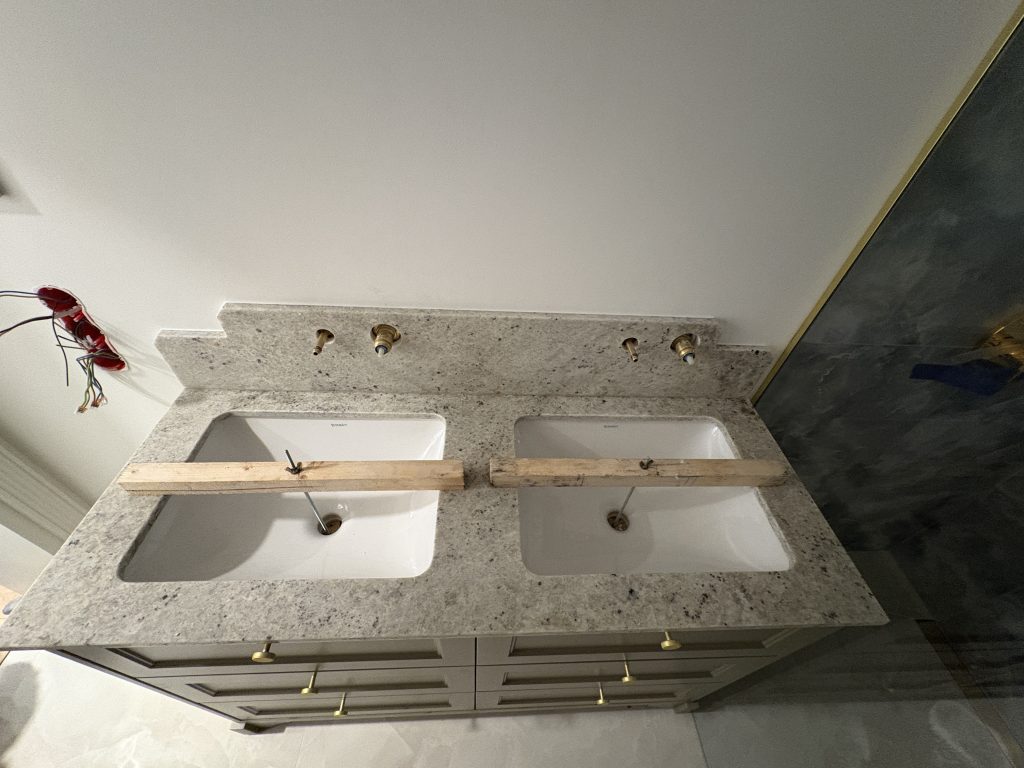 kamienny blat łazienkowy i cokół naścienny z granitu Colonial White 4