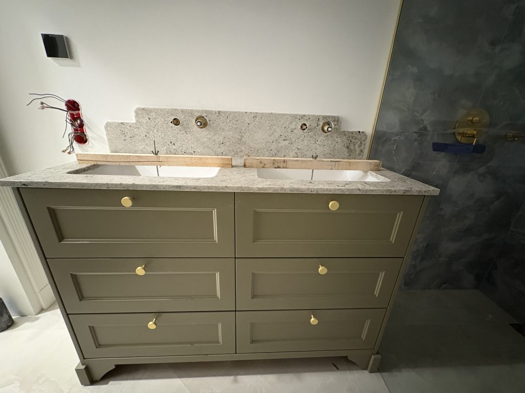 kamienny blat łazienkowy i cokół naścienny z granitu Colonial White 4