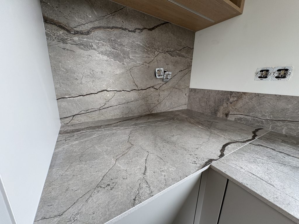 kuchnia wykończona blatami ze spieku kwarcowego Marazzi Silver Root