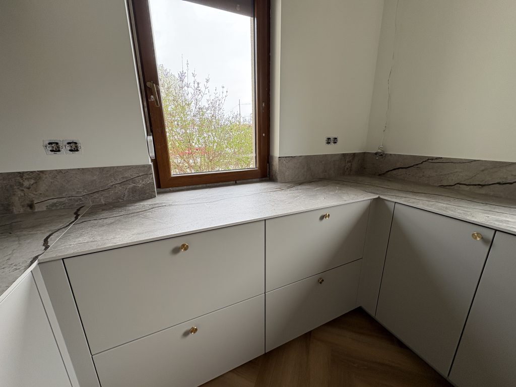 kuchnia wykończona blatami ze spieku kwarcowego Marazzi Silver Root