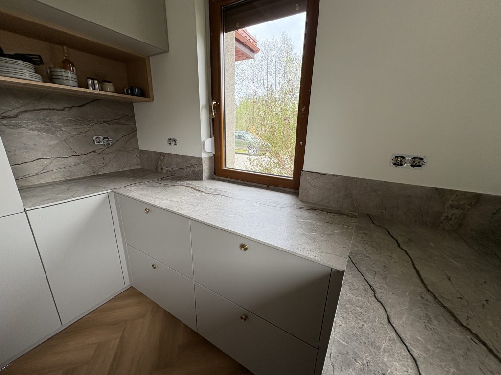 kuchnia wykończona blatami ze spieku kwarcowego Marazzi Silver Root
