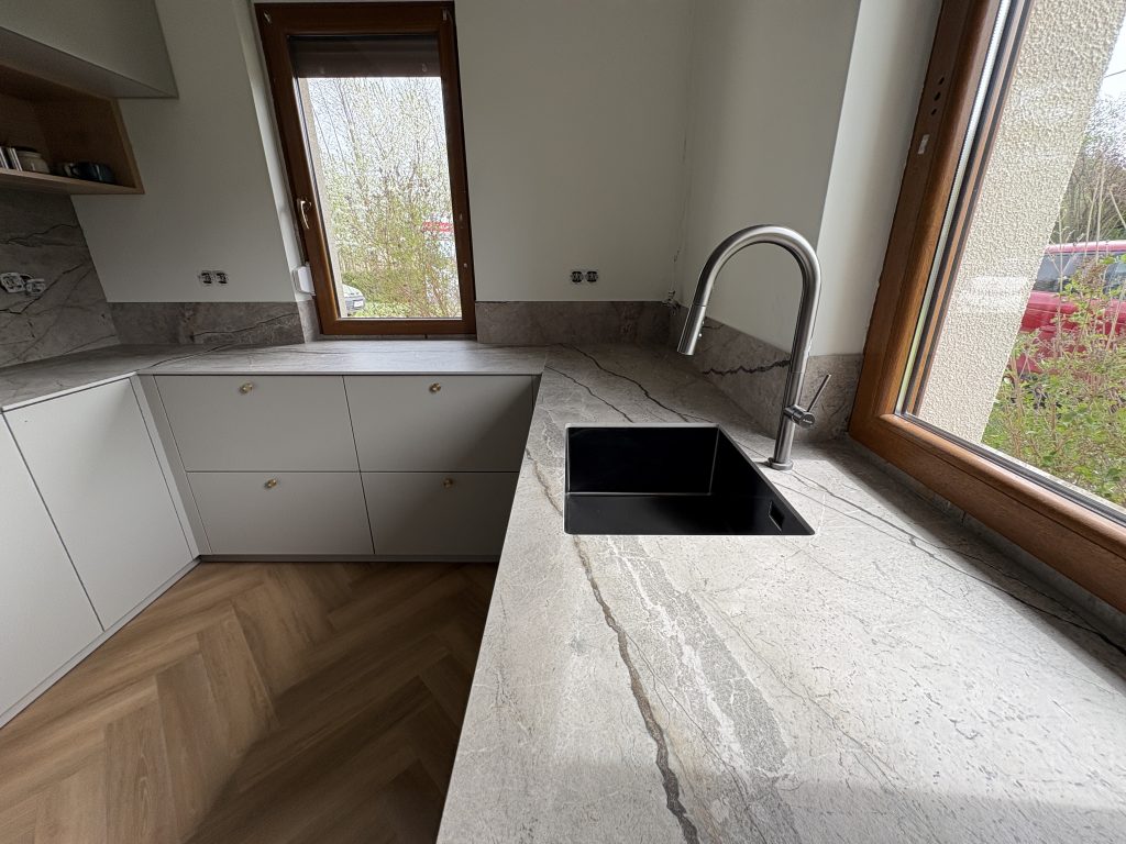 kuchnia wykończona blatami ze spieku kwarcowego Marazzi Silver Root