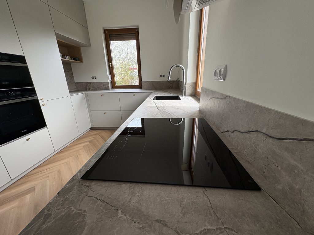 kuchnia wykończona blatami ze spieku kwarcowego Marazzi Silver Root
