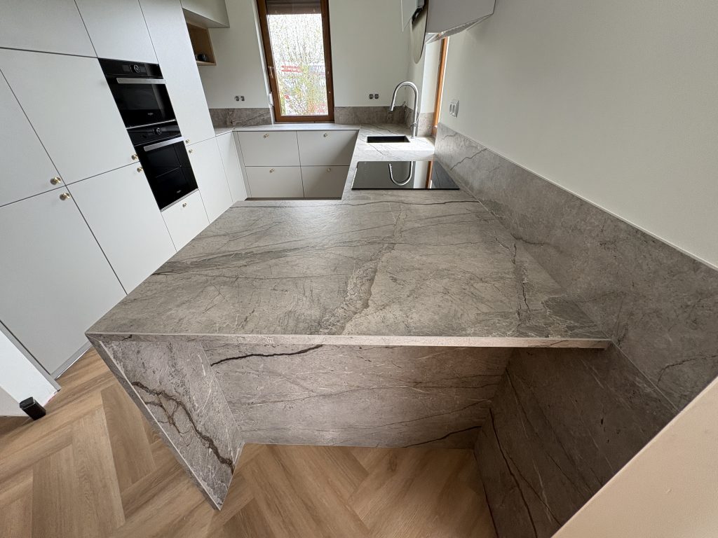 kuchnia wykończona blatami ze spieku kwarcowego Marazzi Silver Root