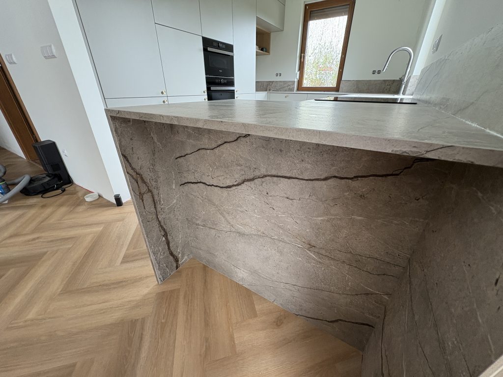 kuchnia wykończona blatami ze spieku kwarcowego Marazzi Silver Root