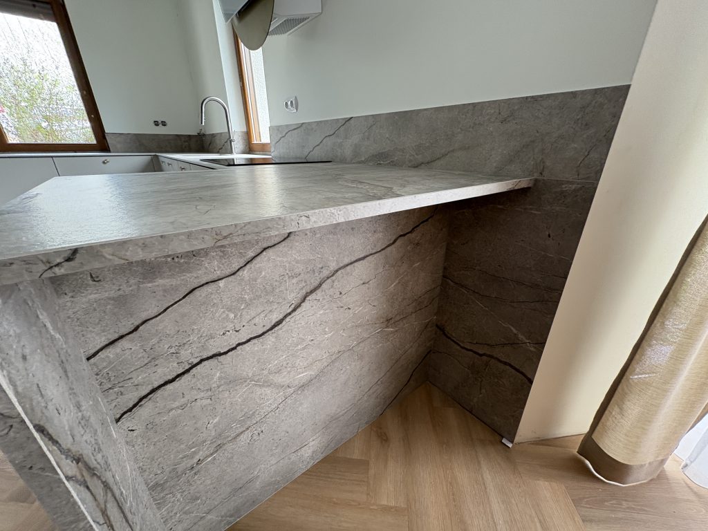 kuchnia wykończona blatami ze spieku kwarcowego Marazzi Silver Root