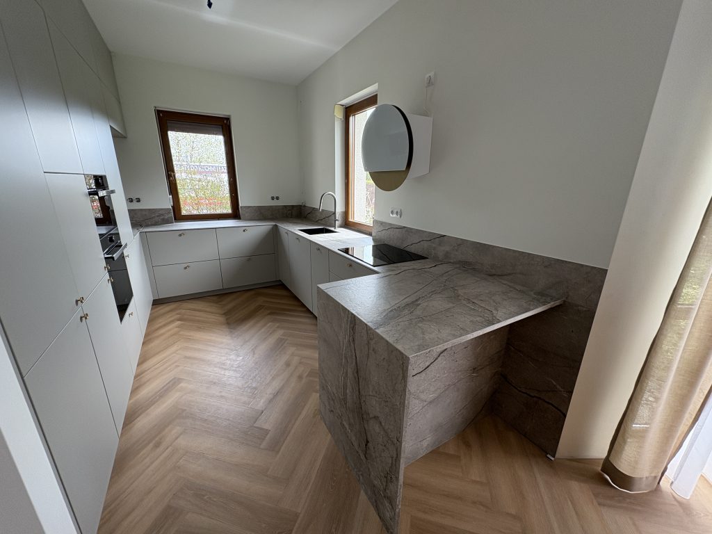 kuchnia wykończona blatami ze spieku kwarcowego Marazzi Silver Root