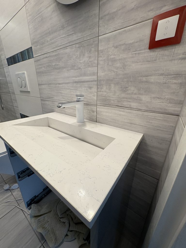 blat łazienkowy ze zintegrowaną umywalką - konglomerat Areti Bianco