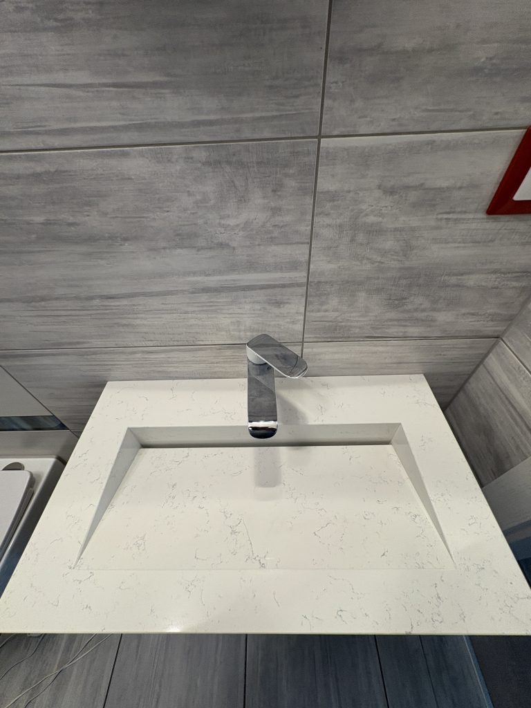 blat łazienkowy ze zintegrowaną umywalką - konglomerat Areti Bianco