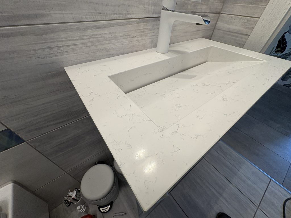 blat łazienkowy ze zintegrowaną umywalką - konglomerat Areti Bianco