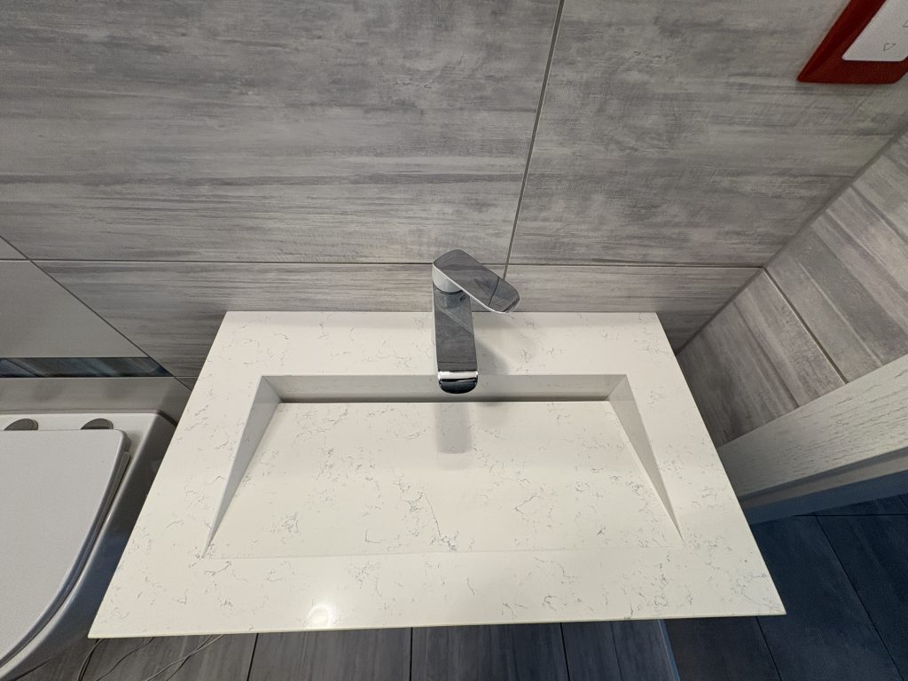 blat łazienkowy ze zintegrowaną umywalką - konglomerat Areti Bianco