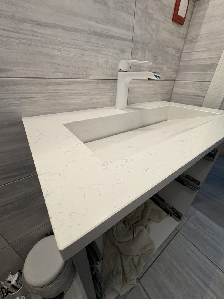 blat łazienkowy ze zintegrowaną umywalką - konglomerat Areti Bianco