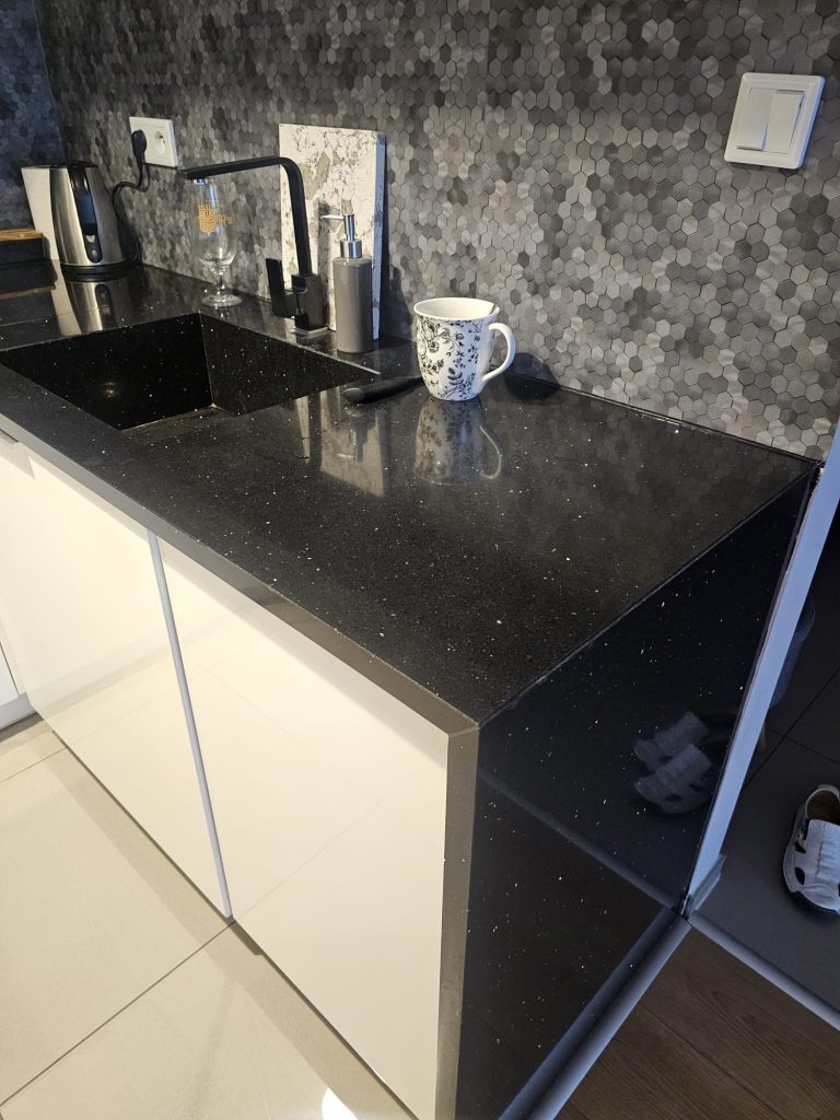 blaty kamienne z konglomeratu Starlight Black