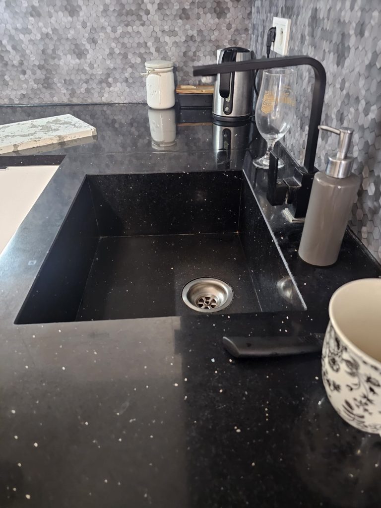 blaty kamienne z konglomeratu Starlight Black