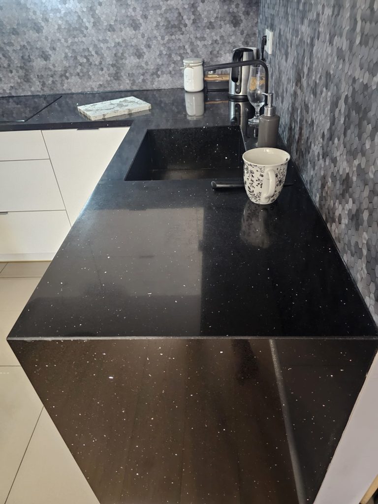 blaty kamienne z konglomeratu Starlight Black