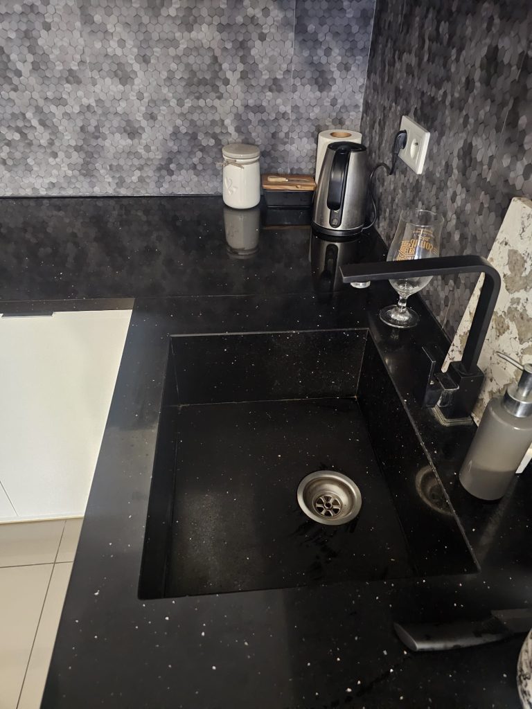 blaty kamienne z konglomeratu Starlight Black