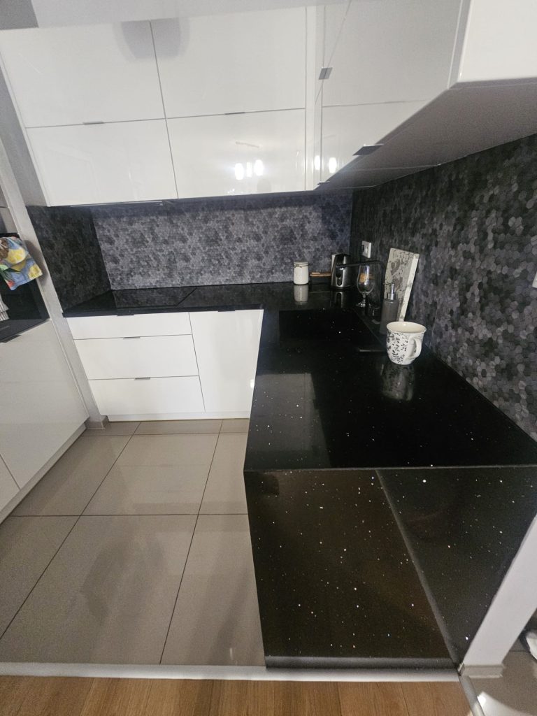 blaty kamienne z konglomeratu Starlight Black