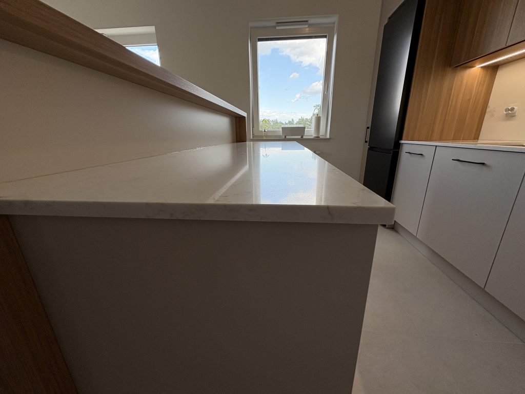 Blaty kuchenne z konglomeratu Azur Creme