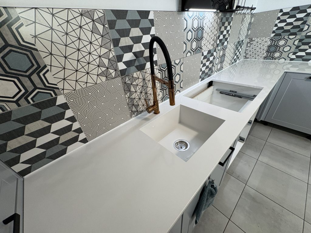 blaty kuchenne z konglomeratu polar white