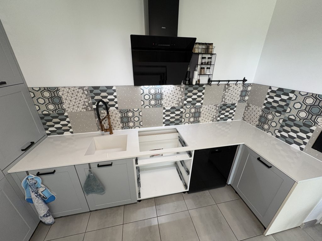 blaty kuchenne z konglomeratu polar white