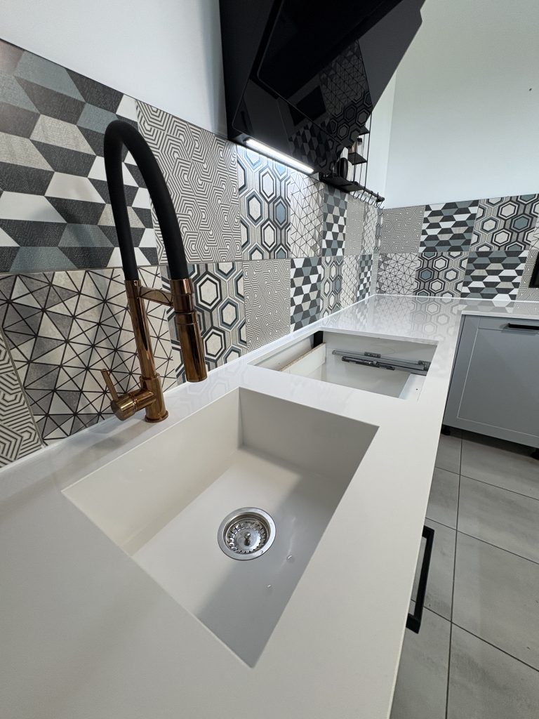 blaty kuchenne z konglomeratu polar white