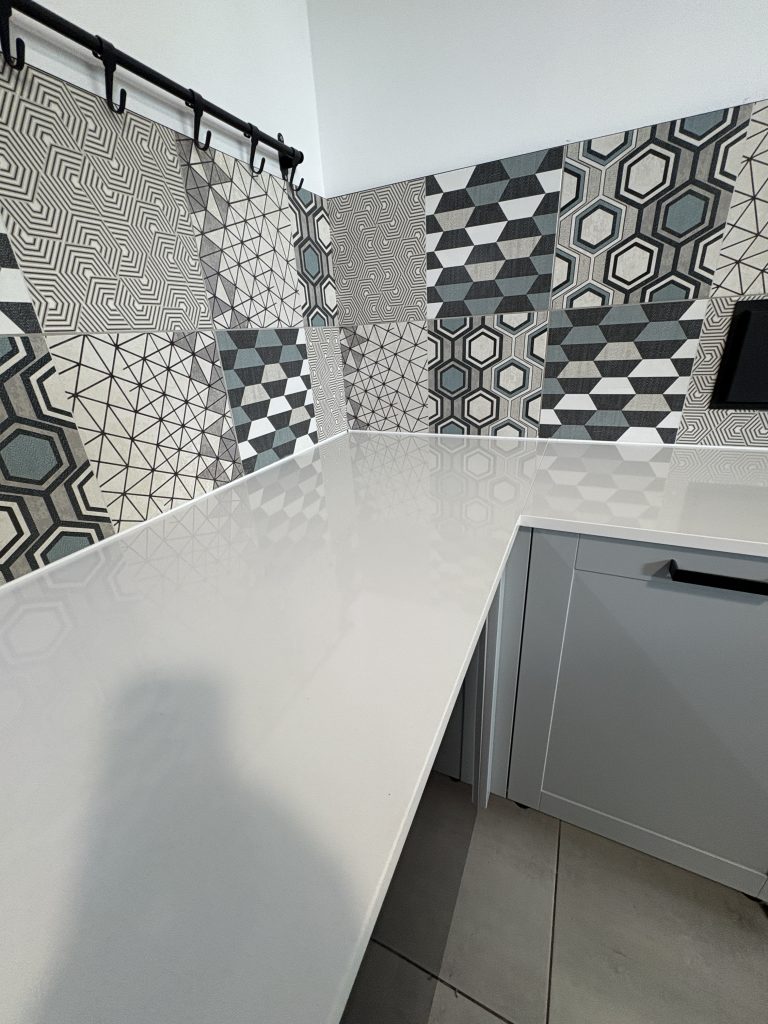 blaty kuchenne z konglomeratu polar white