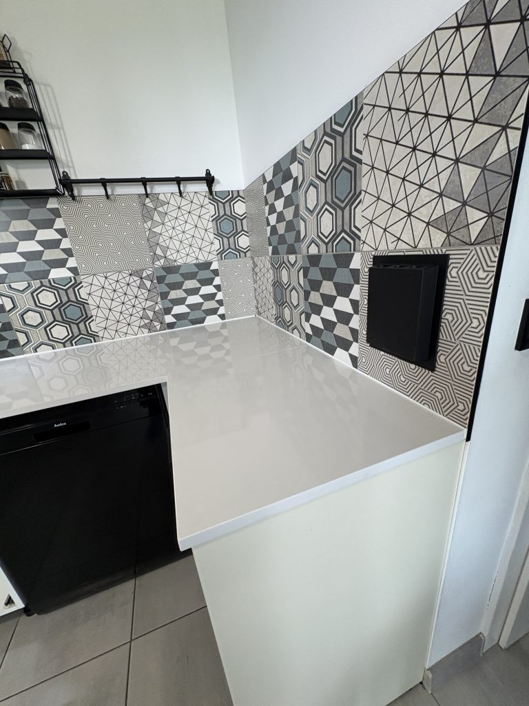 blaty kuchenne z konglomeratu polar white