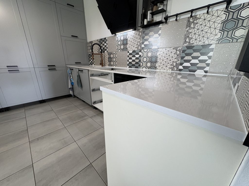 blaty kuchenne z konglomeratu polar white