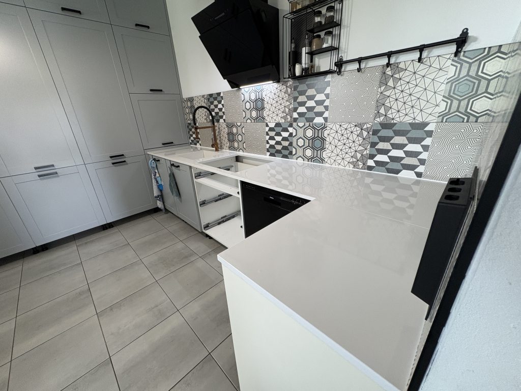 blaty kuchenne z konglomeratu polar white