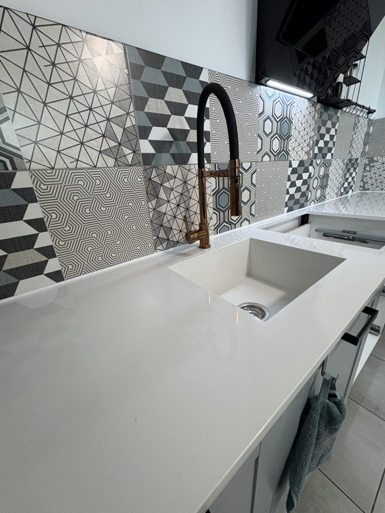 blaty kuchenne z konglomeratu polar white