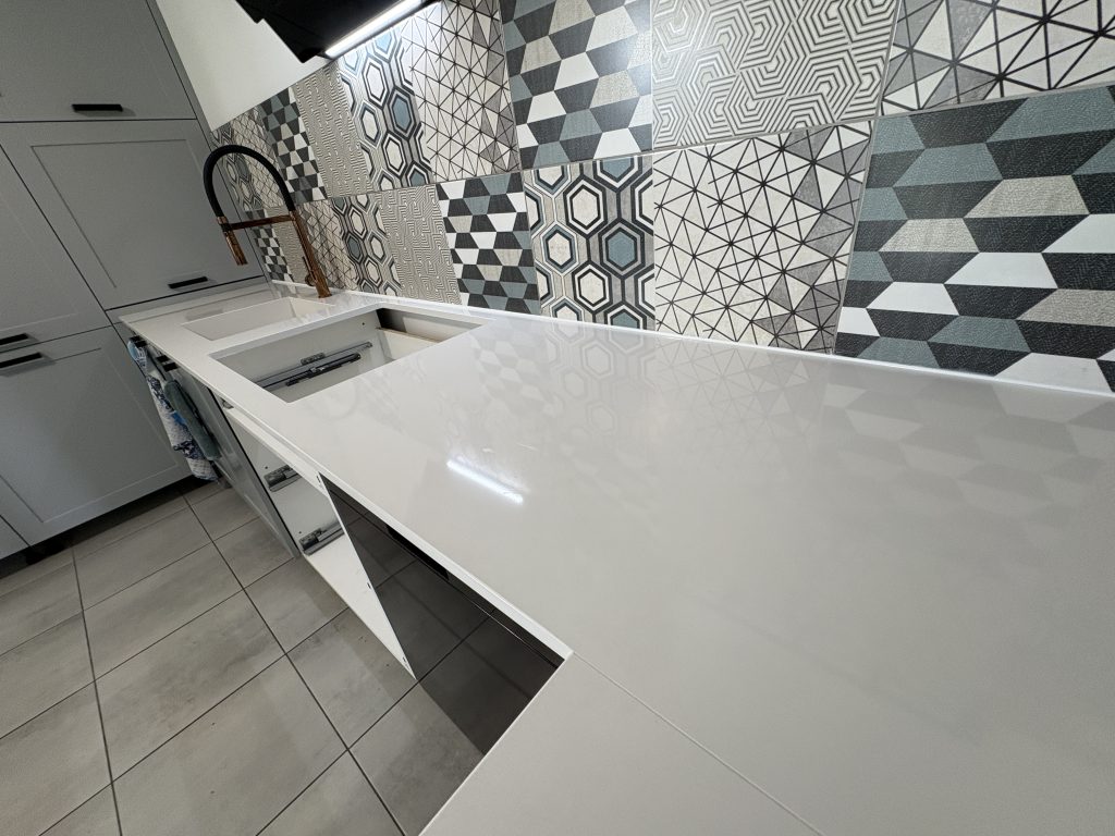 blaty kuchenne z konglomeratu polar white