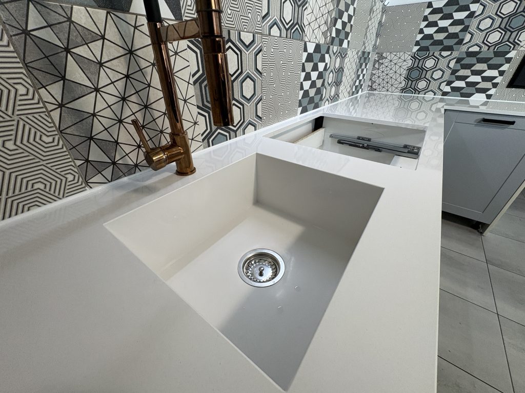 blaty kuchenne z konglomeratu polar white