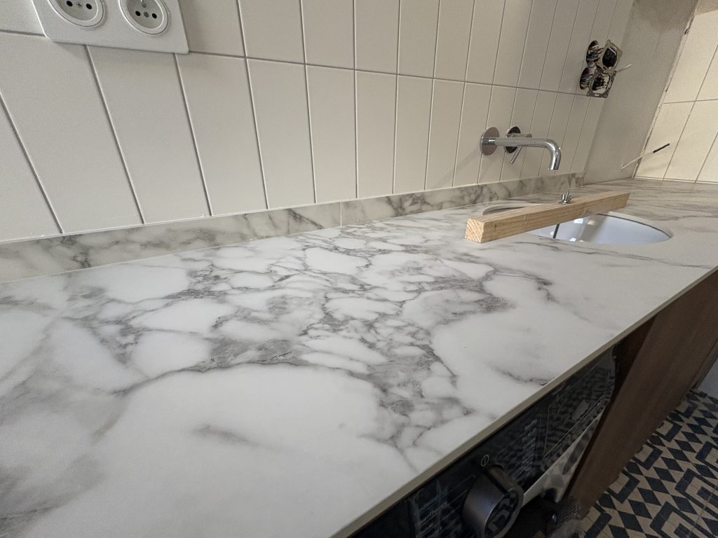 blat łazienkowy ze sieku Arabescato Naturale