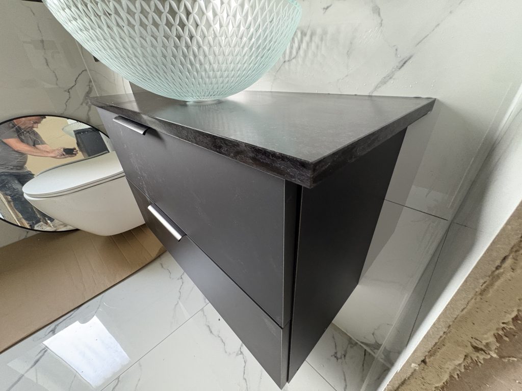 blat łazienkowy z konglomeratu Metropole Nero