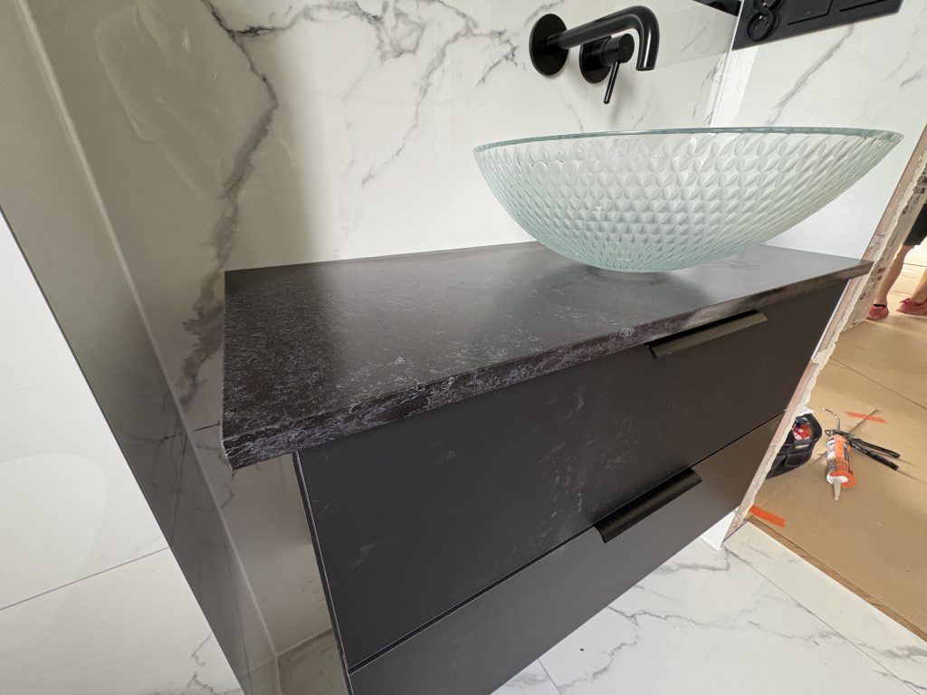blat łazienkowy z konglomeratu Metropole Nero