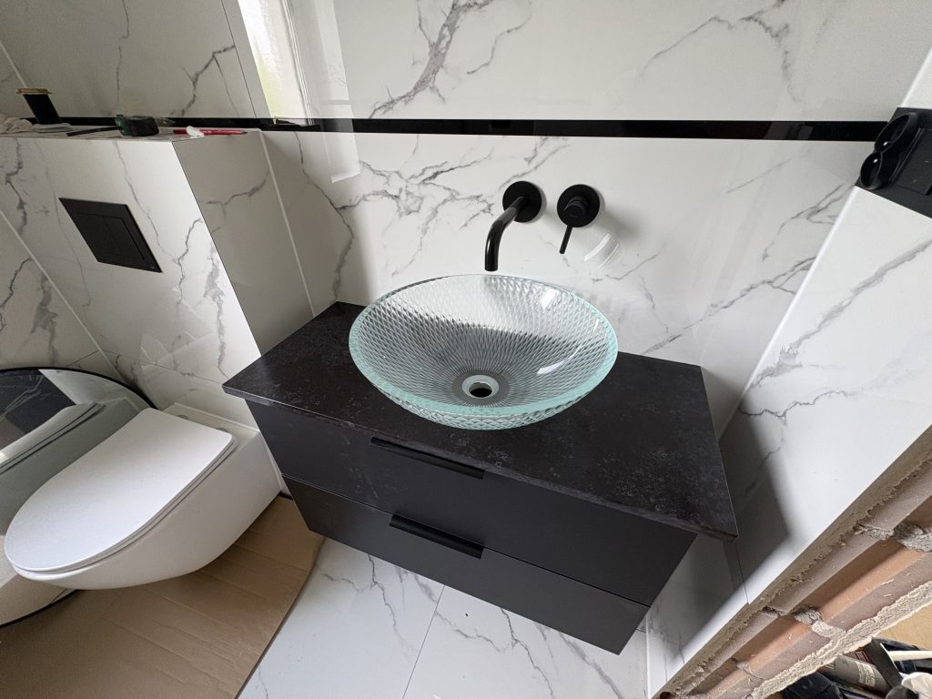 blat łazienkowy z konglomeratu Metropole Nero