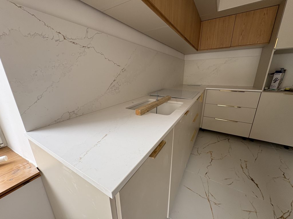 blaty i okładziny ścienne z konglomeratu Ethereal Glow