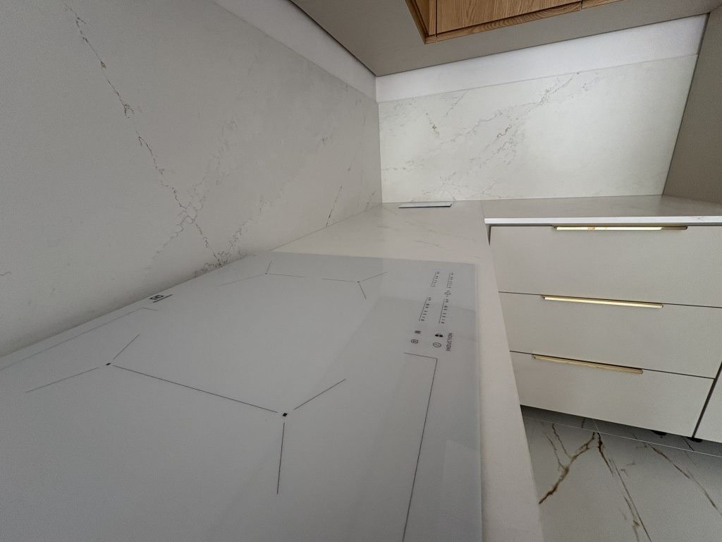 blaty i okładziny ścienne z konglomeratu Ethereal Glow