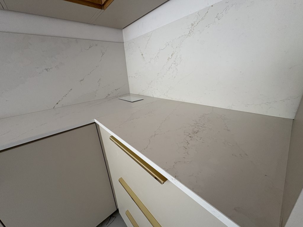 blaty i okładziny ścienne z konglomeratu Ethereal Glow