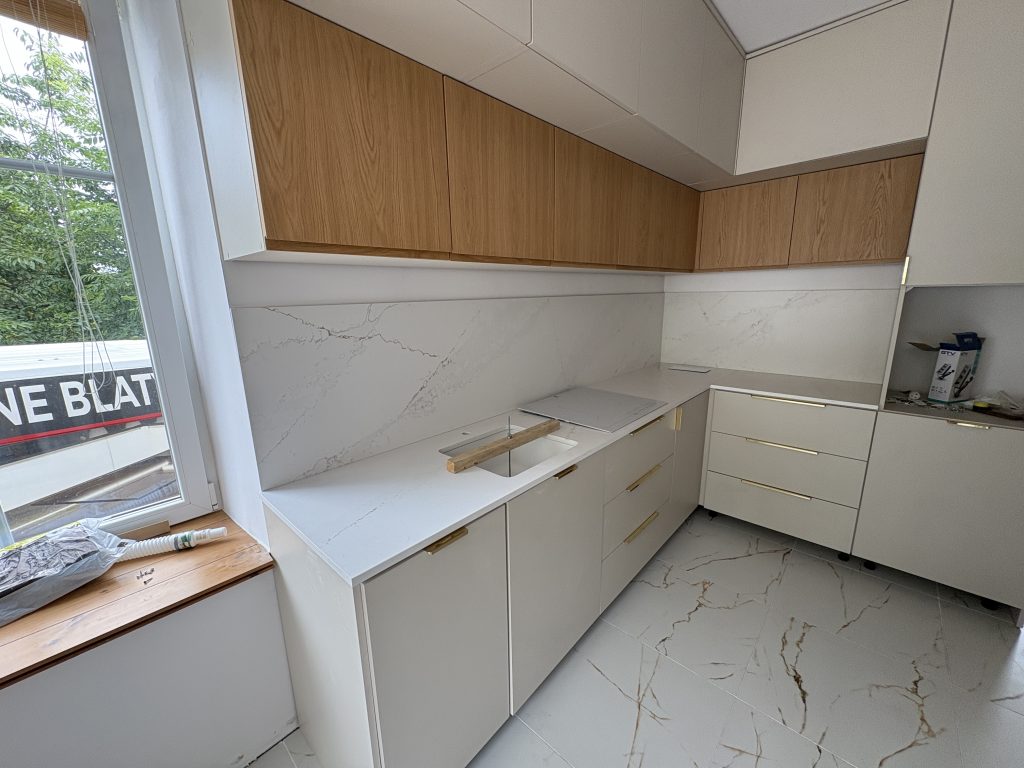 blaty i okładziny ścienne z konglomeratu Ethereal Glow