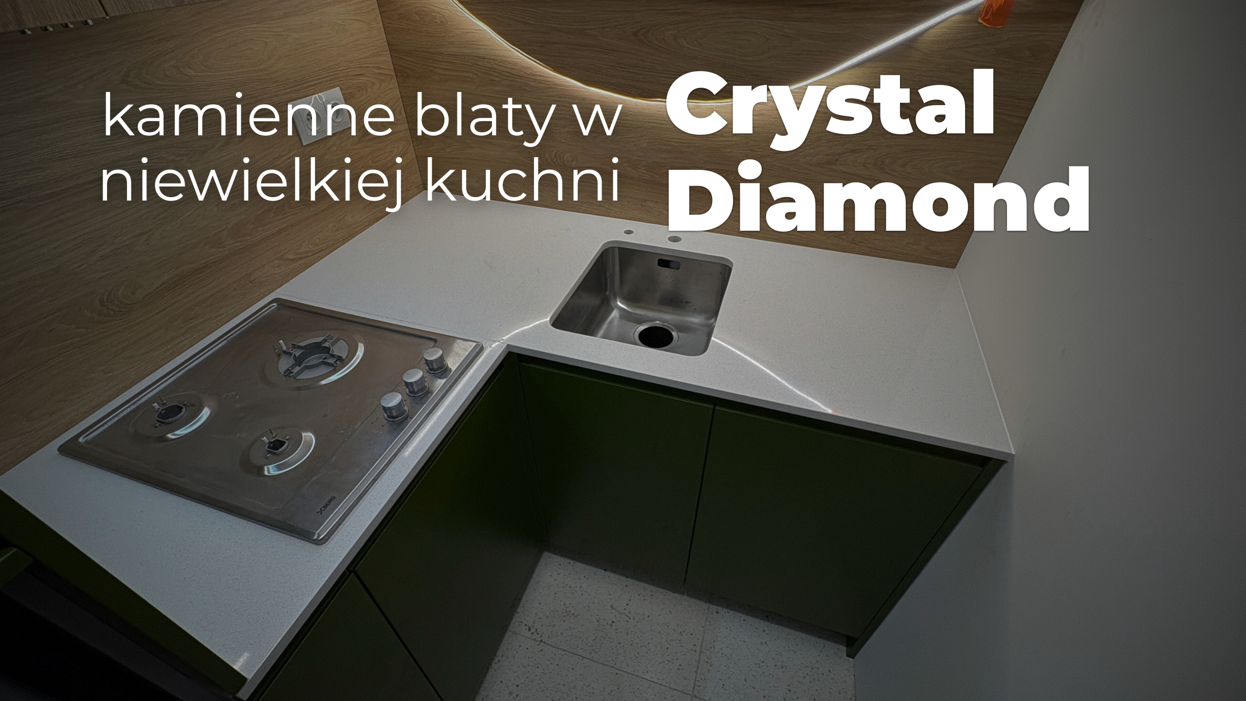 Niewielka kuchnia w kawalerce wykończona blatami z konglomeratu Cyrstal Diamond