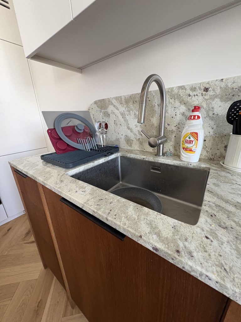 blaty kuchenne i okładzina ścienna z granitu Andromeda