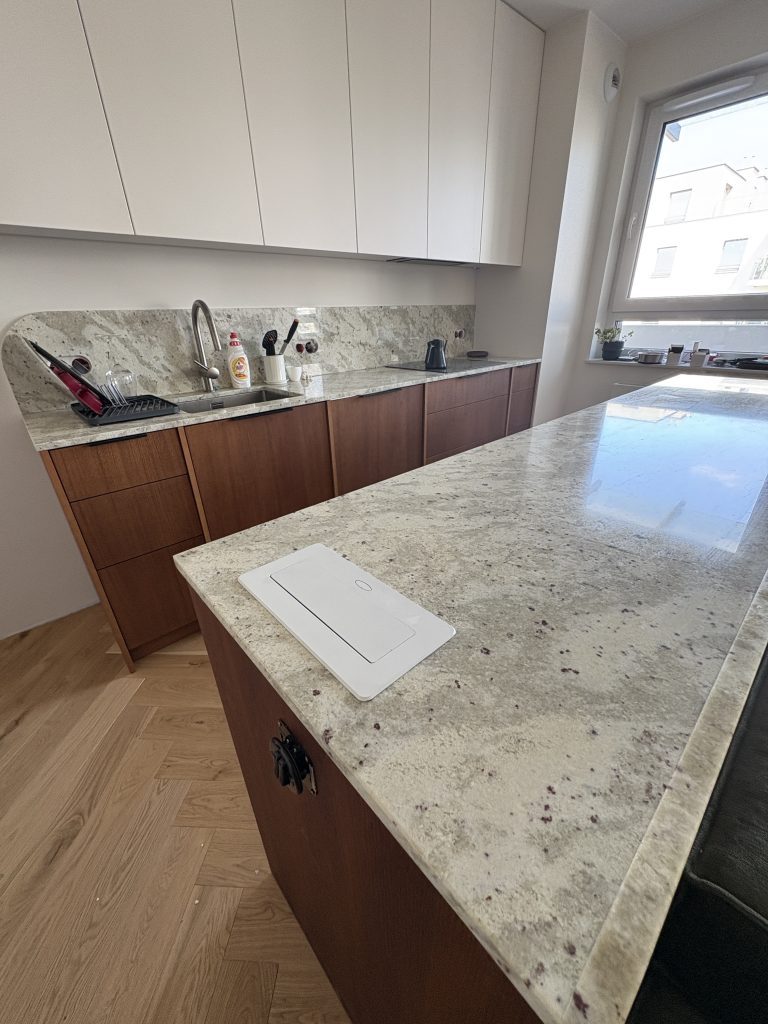 blaty kuchenne i okładzina ścienna z granitu Andromeda