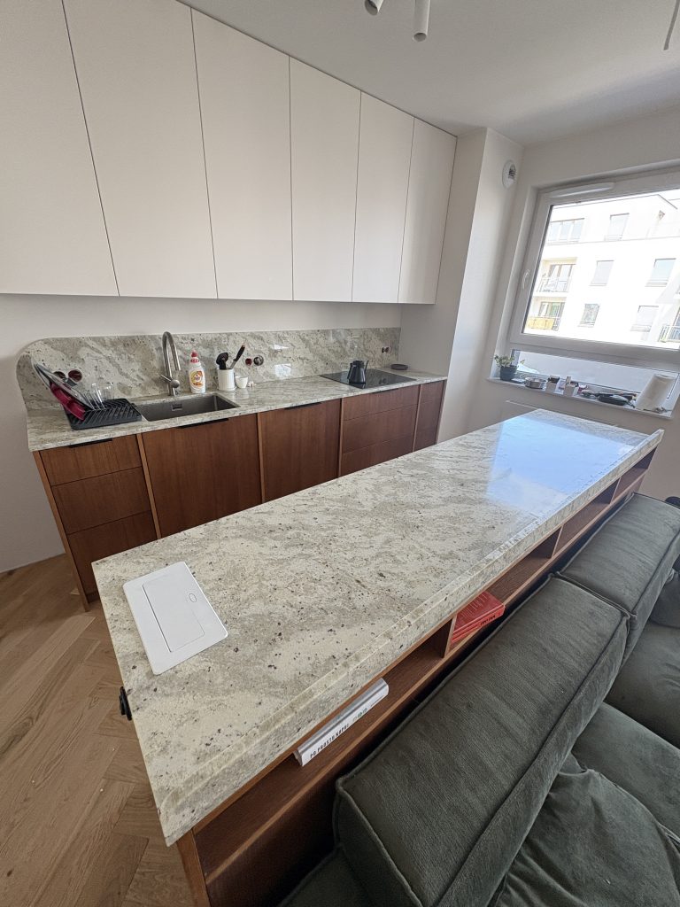 blaty kuchenne i okładzina ścienna z granitu Andromeda