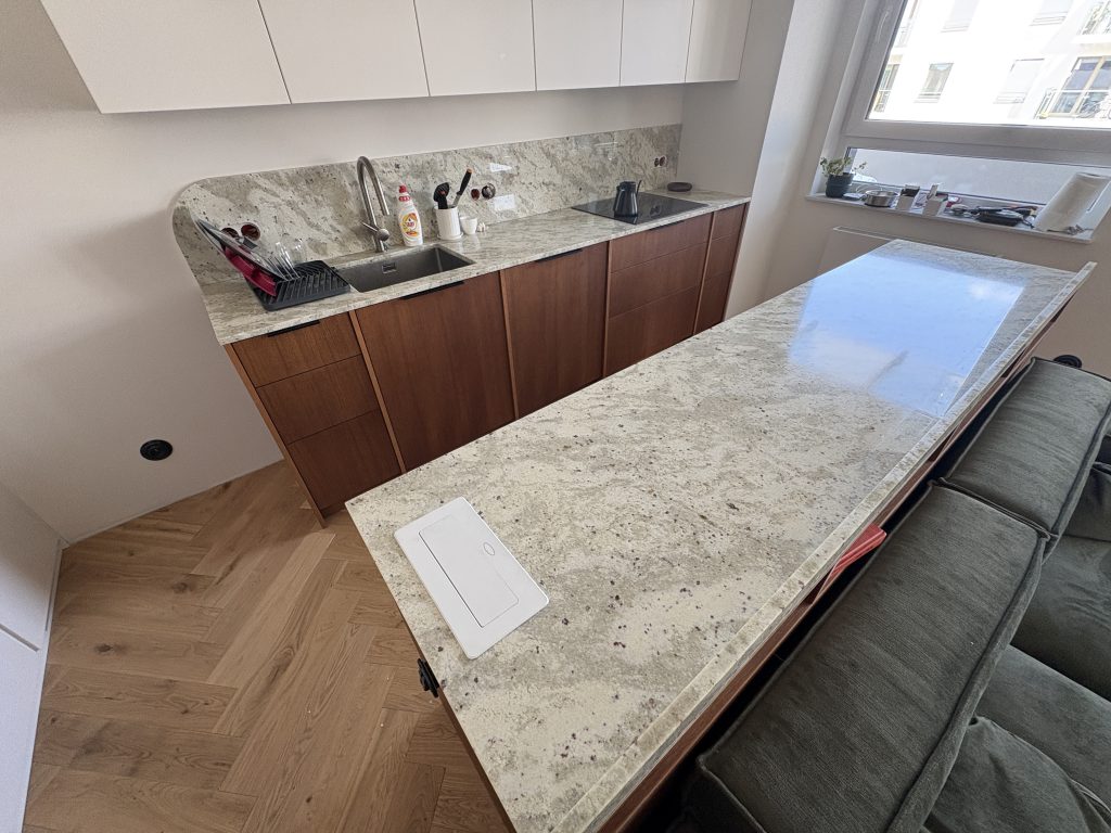 blaty kuchenne i okładzina ścienna z granitu Andromeda